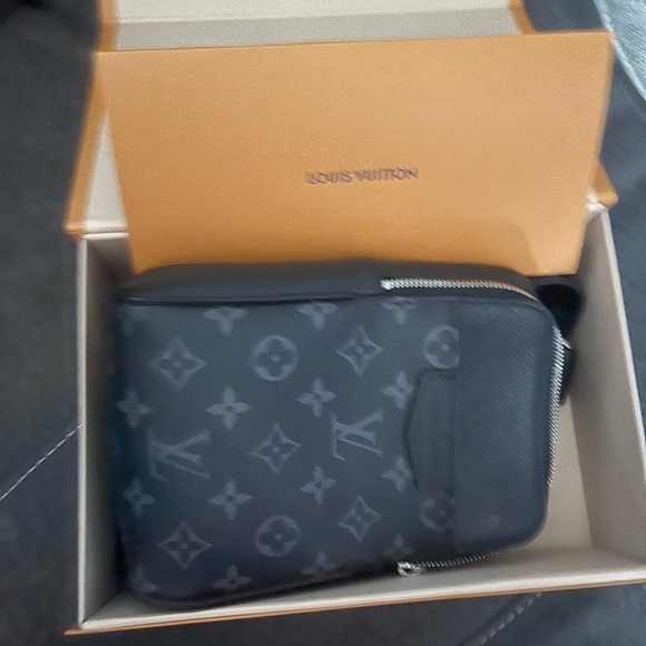 Louis Vuitton Outdoor Slingbag - Picture 3 of 10